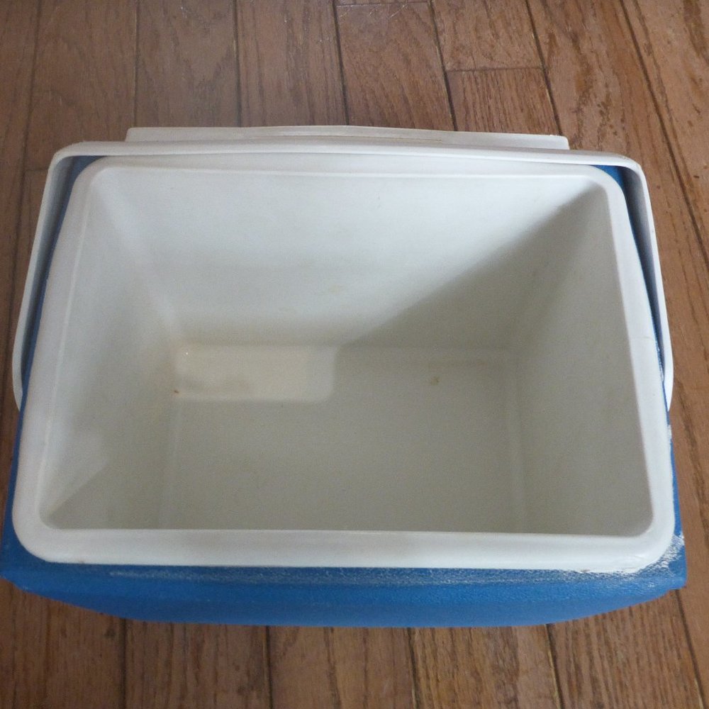 Vintage Little Playmate by Igloo Cooler / Lunch Box - Picture 4 of 4